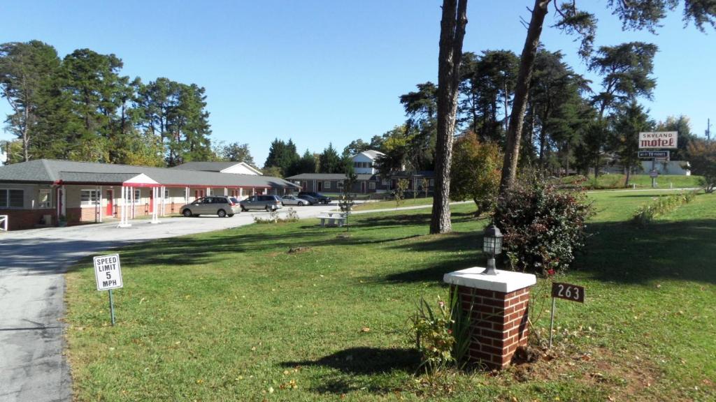 Skyland Motel Cornelia Exterior photo