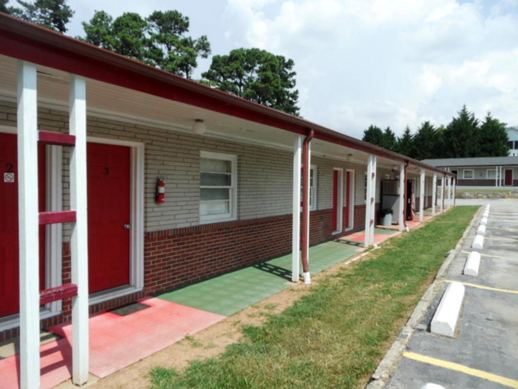 Skyland Motel Cornelia Exterior photo